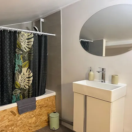 Proche Carcassone Avec Salle De Bain Et Wc Privee Piscine Salon Et Kitchenette Partages Avec Voyageurs *