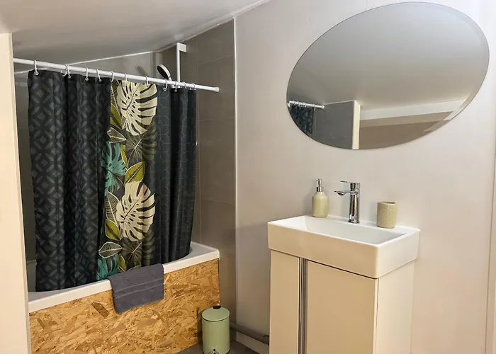 Proche Carcassone Avec Salle De Bain Et Wc Privee Piscine Salon Et Kitchenette Partages Avec Voyageurs *
